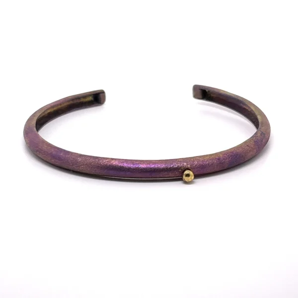 Χειροποίητο βραχιόλι με τιτάνιο σε μωβ απόχρωση κι ασήμι