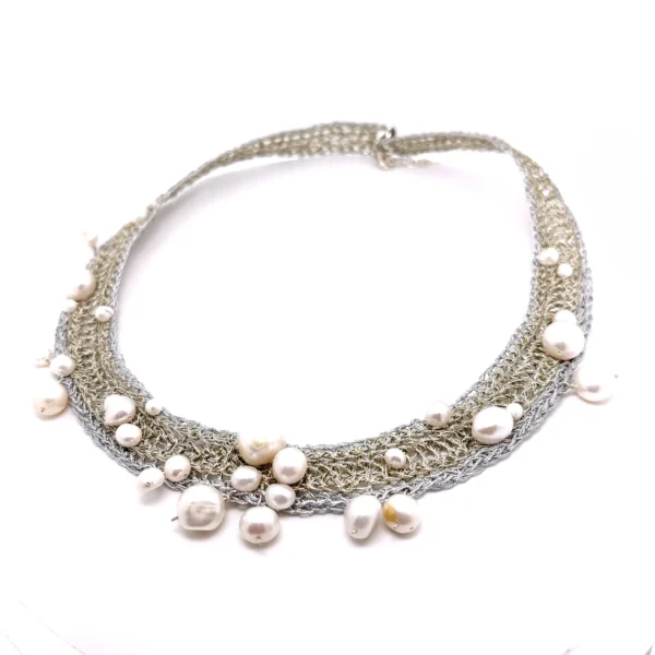 Χειροποίητο κολιέ ασημένιο κι επίχρυσο νήμα κροσέ μαργαριτάρια