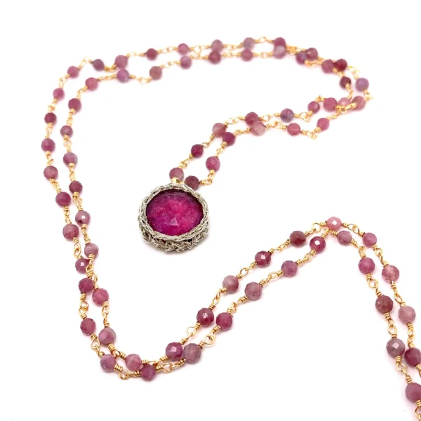 Χειροποίητο κολιέ μακρύ με ασημένιο επίχρυσο νήμα κροσέ ρουμπίνι