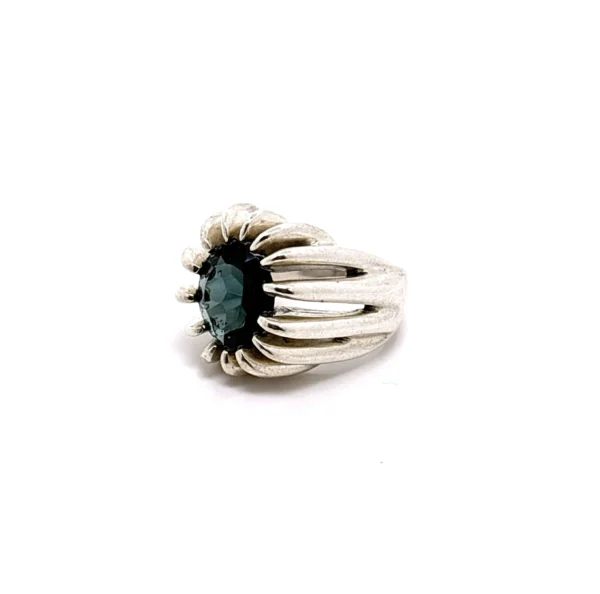 Ασημένιο δαχτυλίδι καστόνι γάντζος με σκούρο μπλε κρύσταλλο